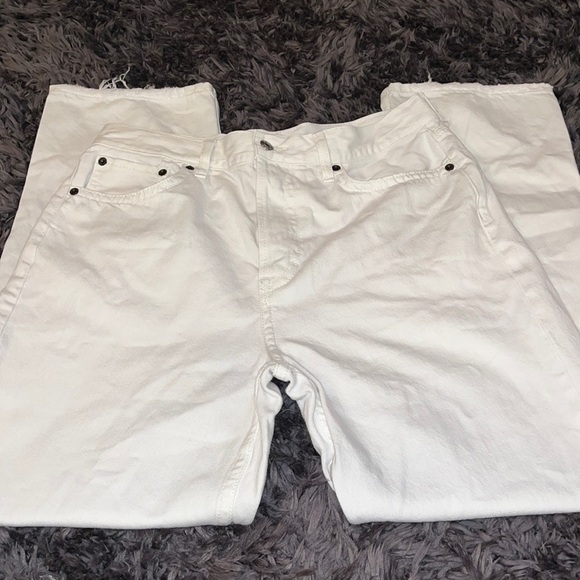 Topshop Dad jean in white waist is 30 length is 30.  Some fraying on hem. - Picture 4 of 7
